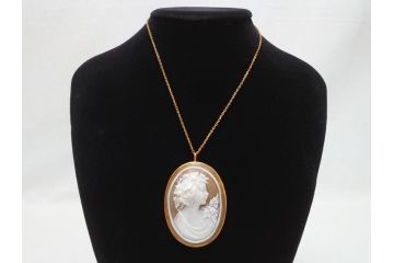 イタリア　GIOVANNI APA(ジョバンニ アパ)　カメオ　珊瑚　K18　750フレーム　刻印有　2way　ブローチ兼ネックレス(箱付き、サンゴ、貝、shell)(R-062772)