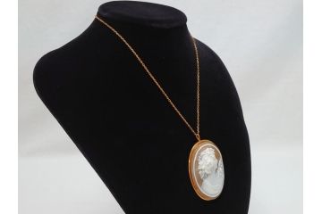 イタリア　GIOVANNI APA(ジョバンニ アパ)　カメオ　珊瑚　K18　750フレーム　刻印有　2way　ブローチ兼ネックレス(箱付き、サンゴ、貝、shell)(R-062772)