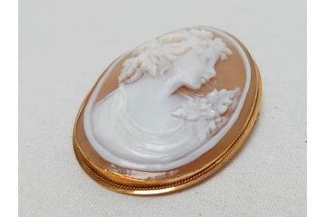 イタリア　GIOVANNI APA(ジョバンニ アパ)　カメオ　珊瑚　K18　750フレーム　刻印有　2way　ブローチ兼ネックレス(箱付き、サンゴ、貝、shell)(R-062772)