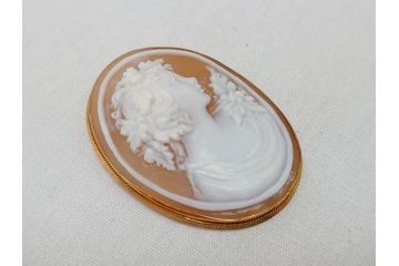 イタリア　GIOVANNI APA(ジョバンニ アパ)　カメオ　珊瑚　K18　750フレーム　刻印有　2way　ブローチ兼ネックレス(箱付き、サンゴ、貝、shell)(R-062772)