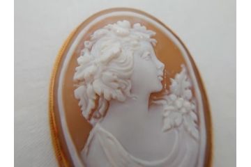 イタリア　GIOVANNI APA(ジョバンニ アパ)　カメオ　珊瑚　K18　750フレーム　刻印有　2way　ブローチ兼ネックレス(箱付き、サンゴ、貝、shell)(R-062772)