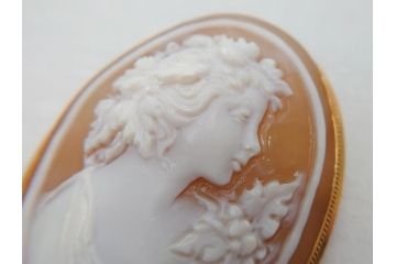 イタリア　GIOVANNI APA(ジョバンニ アパ)　カメオ　珊瑚　K18　750フレーム　刻印有　2way　ブローチ兼ネックレス(箱付き、サンゴ、貝、shell)(R-062772)