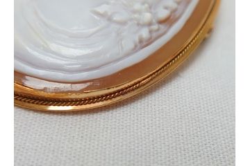 イタリア　GIOVANNI APA(ジョバンニ アパ)　カメオ　珊瑚　K18　750フレーム　刻印有　2way　ブローチ兼ネックレス(箱付き、サンゴ、貝、shell)(R-062772)