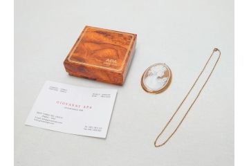 イタリア　GIOVANNI APA(ジョバンニ アパ)　カメオ　珊瑚　K18　750フレーム　刻印有　2way　ブローチ兼ネックレス(箱付き、サンゴ、貝、shell)(R-062772)