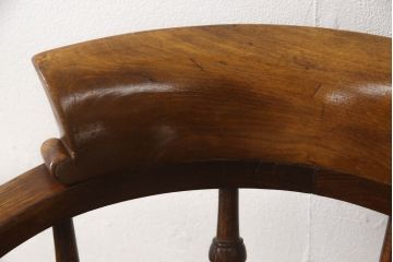 イギリスアンティーク　スモーカーズボウ　エルム材　凝った脚のデザインとクラシカルな佇まいが魅力的なキャプテンチェア(アームチェア、肘掛け椅子、イス、ダイニングチェア、板座チェア)(R-062776)