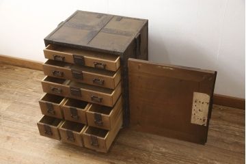 和製アンティーク　激レアデザイン!!　江戸期　天保年間　総欅(ケヤキ)材　船箪笥のような越後帳場箪笥(掛硯型、懸硯型、時代箪笥、舟箪笥、収納箪笥、引き出し、整理箪笥、小箪笥)(R-062777)