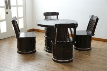 中古　美品　広島県　博永家具　漆塗り　便利な収納付き!!シックな色合いと和モダンデザインが魅力的な囲炉裏テーブルセット(ダイニングテーブル、ラウンドテーブル、4人掛け、4P、ダイニングチェア、板座チェア、椅子、イス、いす、食卓、木製火鉢)(定価約130万円)(R-062789)