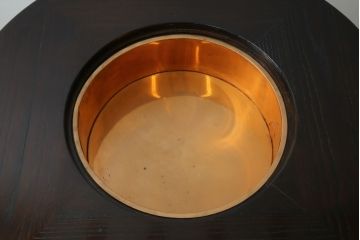 中古　美品　広島県　博永家具　漆塗り　便利な収納付き!!シックな色合いと和モダンデザインが魅力的な囲炉裏テーブルセット(ダイニングテーブル、ラウンドテーブル、4人掛け、4P、ダイニングチェア、板座チェア、椅子、イス、いす、食卓、木製火鉢)(定価約130万円)(R-062789)