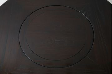 中古　美品　広島県　博永家具　漆塗り　便利な収納付き!!シックな色合いと和モダンデザインが魅力的な囲炉裏テーブルセット(ダイニングテーブル、ラウンドテーブル、4人掛け、4P、ダイニングチェア、板座チェア、椅子、イス、いす、食卓、木製火鉢)(定価約130万円)(R-062789)