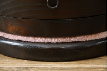 中古　美品　広島県　博永家具　漆塗り　便利な収納付き!!シックな色合いと和モダンデザインが魅力的な囲炉裏テーブルセット(ダイニングテーブル、ラウンドテーブル、4人掛け、4P、ダイニングチェア、板座チェア、椅子、イス、いす、食卓、木製火鉢)(定価約130万円)(R-062789)