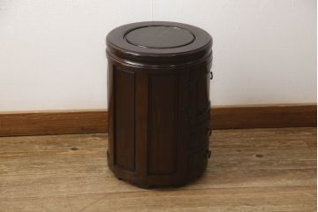中古　広島県　博永家具　便利な収納付き!!シックな色合いと美しい杢目が目を惹くまる花台(スツール、サイドテーブル、サイドチェスト、サイドキャビネット、引き出し、飾り台)(R-062790)