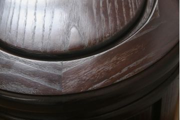中古　広島県　博永家具　便利な収納付き!!シックな色合いと美しい杢目が目を惹くまる花台(スツール、サイドテーブル、サイドチェスト、サイドキャビネット、引き出し、飾り台)(R-062790)