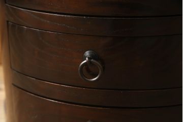 中古　広島県　博永家具　便利な収納付き!!シックな色合いと美しい杢目が目を惹くまる花台(スツール、サイドテーブル、サイドチェスト、サイドキャビネット、引き出し、飾り台)(R-062790)