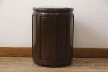 中古　広島県　博永家具　便利な収納付き!!シックな色合いと美しい杢目が目を惹くまる花台(スツール、サイドテーブル、サイドチェスト、サイドキャビネット、引き出し、飾り台)(R-062790)