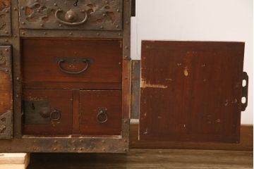和製アンティーク　前面・内部桐材　透かしの入った金具が緻密で美しい佐渡八幡箪笥(佐渡箪笥、和たんす、収納箪笥、時代箪笥、衣装タンス、引き出し)(R-062791)
