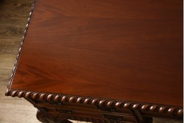 中古　マホガニー材　アンティーク調で華奢なデザインが目を惹く両袖デスク(ニーホールデスク、ワークデスク、在宅用、在宅ワーク、机)(R-062794)