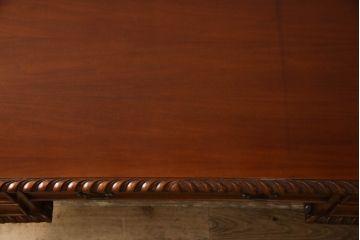 中古　マホガニー材　アンティーク調で華奢なデザインが目を惹く両袖デスク(ニーホールデスク、ワークデスク、在宅用、在宅ワーク、机)(R-062794)