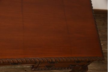 中古　マホガニー材　アンティーク調で華奢なデザインが目を惹く両袖デスク(ニーホールデスク、ワークデスク、在宅用、在宅ワーク、机)(R-062794)