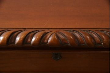 中古　マホガニー材　アンティーク調で華奢なデザインが目を惹く両袖デスク(ニーホールデスク、ワークデスク、在宅用、在宅ワーク、机)(R-062794)