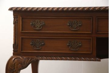 中古　マホガニー材　アンティーク調で華奢なデザインが目を惹く両袖デスク(ニーホールデスク、ワークデスク、在宅用、在宅ワーク、机)(R-062794)