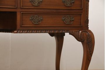 中古　マホガニー材　アンティーク調で華奢なデザインが目を惹く両袖デスク(ニーホールデスク、ワークデスク、在宅用、在宅ワーク、机)(R-062794)