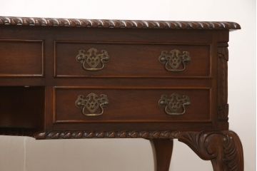 中古　マホガニー材　アンティーク調で華奢なデザインが目を惹く両袖デスク(ニーホールデスク、ワークデスク、在宅用、在宅ワーク、机)(R-062794)