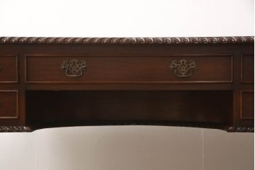 中古　マホガニー材　アンティーク調で華奢なデザインが目を惹く両袖デスク(ニーホールデスク、ワークデスク、在宅用、在宅ワーク、机)(R-062794)