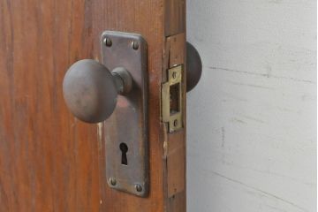 アンティーク建具　ダイヤガラスから柔らかな光が差し込む木製ドア1枚(扉)(R-062804)