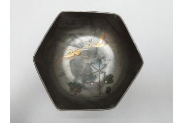 継山造　本錫　内螺鈿　蒔絵　桐唐草文　松に鶴　菓子鉢(六角、菓子器、深鉢、草花文)(R-062819)