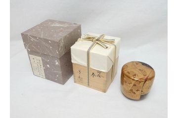 山中漆器　伝統工芸士　蒔絵師　吉田華正(利昭)　誰ヶ袖　秋柄　蒔絵　大棗(共箱付き、鹿の子梨子地、誰が袖、草花、菊、螺鈿)(R-062824)