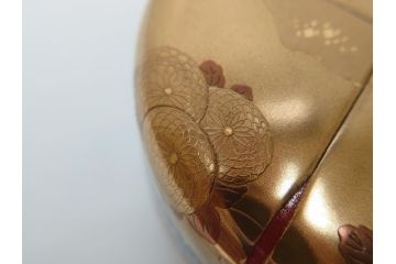 山中漆器　伝統工芸士　蒔絵師　吉田華正(利昭)　誰ヶ袖　秋柄　蒔絵　大棗(共箱付き、鹿の子梨子地、誰が袖、草花、菊、螺鈿)(R-062824)