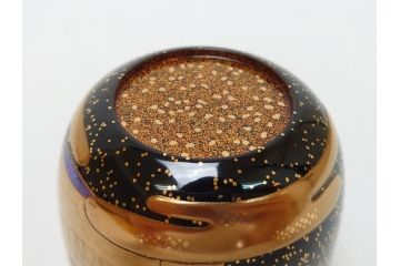 山中漆器　伝統工芸士　蒔絵師　吉田華正(利昭)　誰ヶ袖　秋柄　蒔絵　大棗(共箱付き、鹿の子梨子地、誰が袖、草花、菊、螺鈿)(R-062824)
