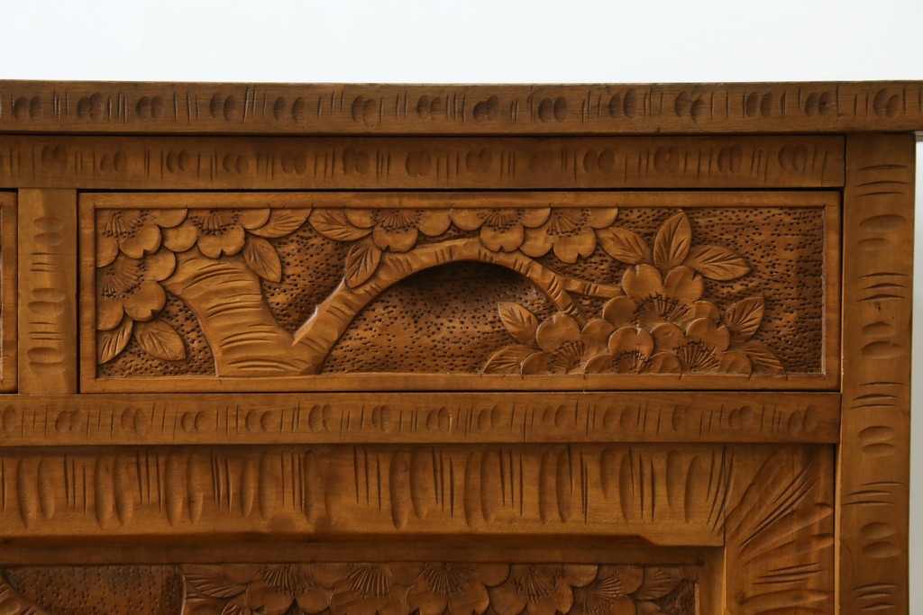 和製ヴィンテージ　軽井沢彫り　繊細な桜の彫刻が目を惹くサイドボード　(R-062844)