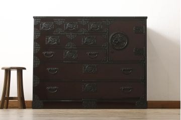 中古　美品　駿河民芸　品の良い牡丹の金具が和の雰囲気を高めるチェスト(和タンス、収納たんす、整理箪笥、衣装箪笥、引き出し)(R-062845)