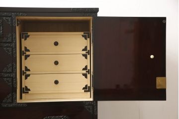 中古　美品　駿河民芸　品の良い牡丹の金具が和の雰囲気を高めるチェスト(和タンス、収納たんす、整理箪笥、衣装箪笥、引き出し)(R-062845)