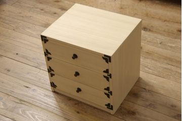 中古　美品　駿河民芸　品の良い牡丹の金具が和の雰囲気を高めるチェスト(和タンス、収納たんす、整理箪笥、衣装箪笥、引き出し)(R-062845)