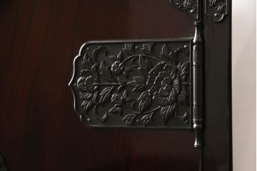 中古　美品　駿河民芸　品の良い牡丹の金具が和の雰囲気を高めるチェスト(和タンス、収納たんす、整理箪笥、衣装箪笥、引き出し)(R-062845)