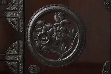 中古　美品　駿河民芸　品の良い牡丹の金具が和の雰囲気を高めるチェスト(和タンス、収納たんす、整理箪笥、衣装箪笥、引き出し)(R-062845)