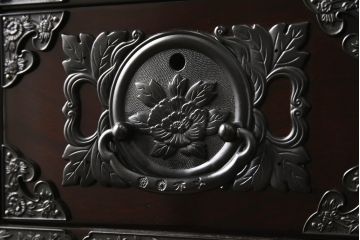 中古　美品　駿河民芸　品の良い牡丹の金具が和の雰囲気を高めるチェスト(和タンス、収納たんす、整理箪笥、衣装箪笥、引き出し)(R-062845)