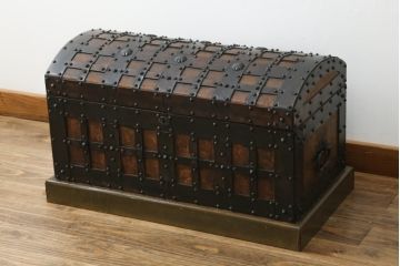 スペインビンテージ　希少!!宝箱デザインの収納ボックス(木箱、収納箱、ディスプレイ、ヴィンテージ)(R-062848)