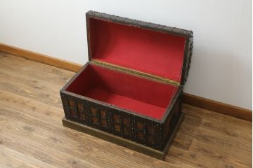 スペインビンテージ　希少!!宝箱デザインの収納ボックス(木箱、収納箱、ディスプレイ、ヴィンテージ)(R-062848)