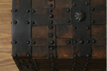 スペインビンテージ　希少!!宝箱デザインの収納ボックス(木箱、収納箱、ディスプレイ、ヴィンテージ)(R-062848)