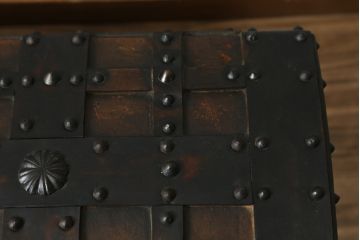 スペインビンテージ　希少!!宝箱デザインの収納ボックス(木箱、収納箱、ディスプレイ、ヴィンテージ)(R-062848)