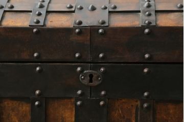 スペインビンテージ　希少!!宝箱デザインの収納ボックス(木箱、収納箱、ディスプレイ、ヴィンテージ)(R-062848)