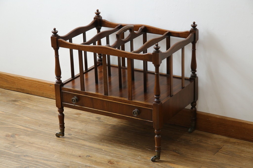 イギリスビンテージ　最高級　Bevan Funnell(ベヴァン・ファンネル)　Reprodux(リプロダックス)　マホガニー材　細部まで凝ったデザインが魅力的なマガジンラック　(R-062849)