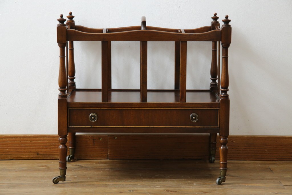 イギリスビンテージ　最高級　Bevan Funnell(ベヴァン・ファンネル)　Reprodux(リプロダックス)　マホガニー材　細部まで凝ったデザインが魅力的なマガジンラック　(R-062849)