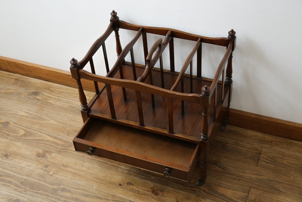 イギリスビンテージ　最高級　Bevan Funnell(ベヴァン・ファンネル)　Reprodux(リプロダックス)　マホガニー材　細部まで凝ったデザインが魅力的なマガジンラック　(R-062849)