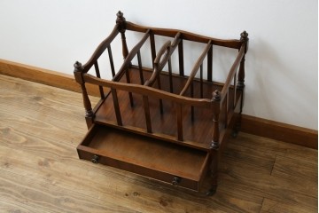 イギリスビンテージ　最高級　Bevan Funnell(ベヴァン・ファンネル)　Reprodux(リプロダックス)　マホガニー材　細部まで凝ったデザインが魅力的なマガジンラック　(R-062849)