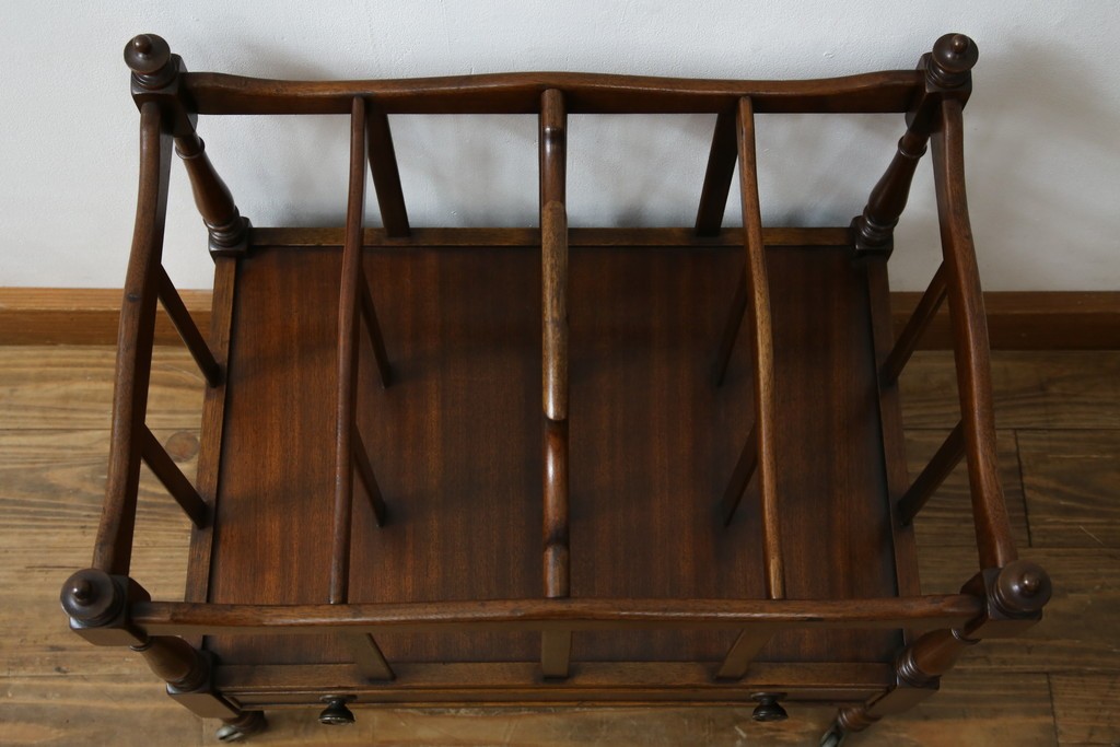 イギリスビンテージ　最高級　Bevan Funnell(ベヴァン・ファンネル)　Reprodux(リプロダックス)　マホガニー材　細部まで凝ったデザインが魅力的なマガジンラック　(R-062849)