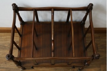 イギリスビンテージ　最高級　Bevan Funnell(ベヴァン・ファンネル)　Reprodux(リプロダックス)　マホガニー材　細部まで凝ったデザインが魅力的なマガジンラック　(R-062849)